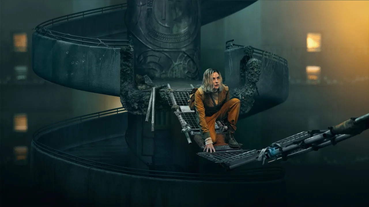 Homem em roupa de treino, segurando halteres, assistindo à série Silo na TV ao fundo