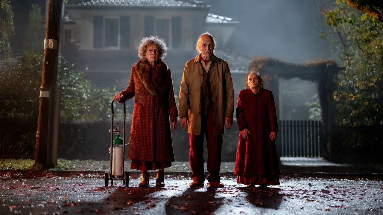Pessoa correndo na esteira enquanto assiste a trailers de Insidious e Spider‑Man no tablet