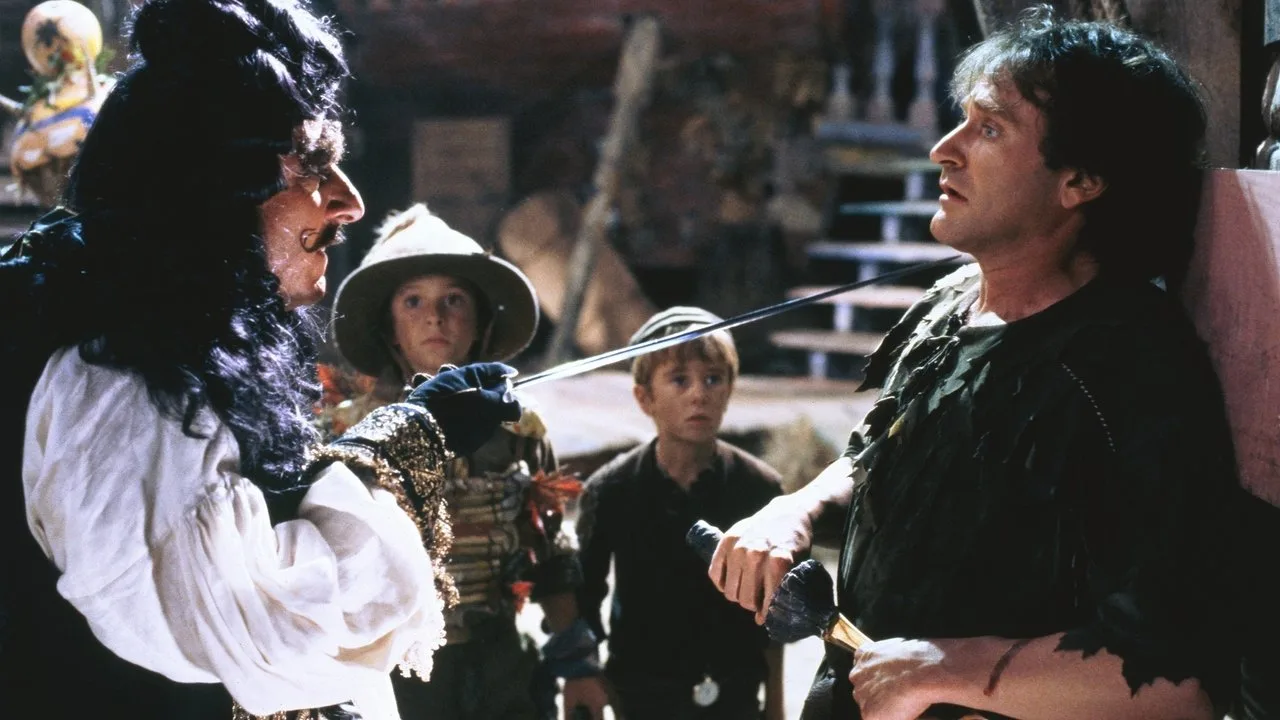 Jovem em roupa de treino, segurando halteres, assistindo Hook na TV com pipoca saudável