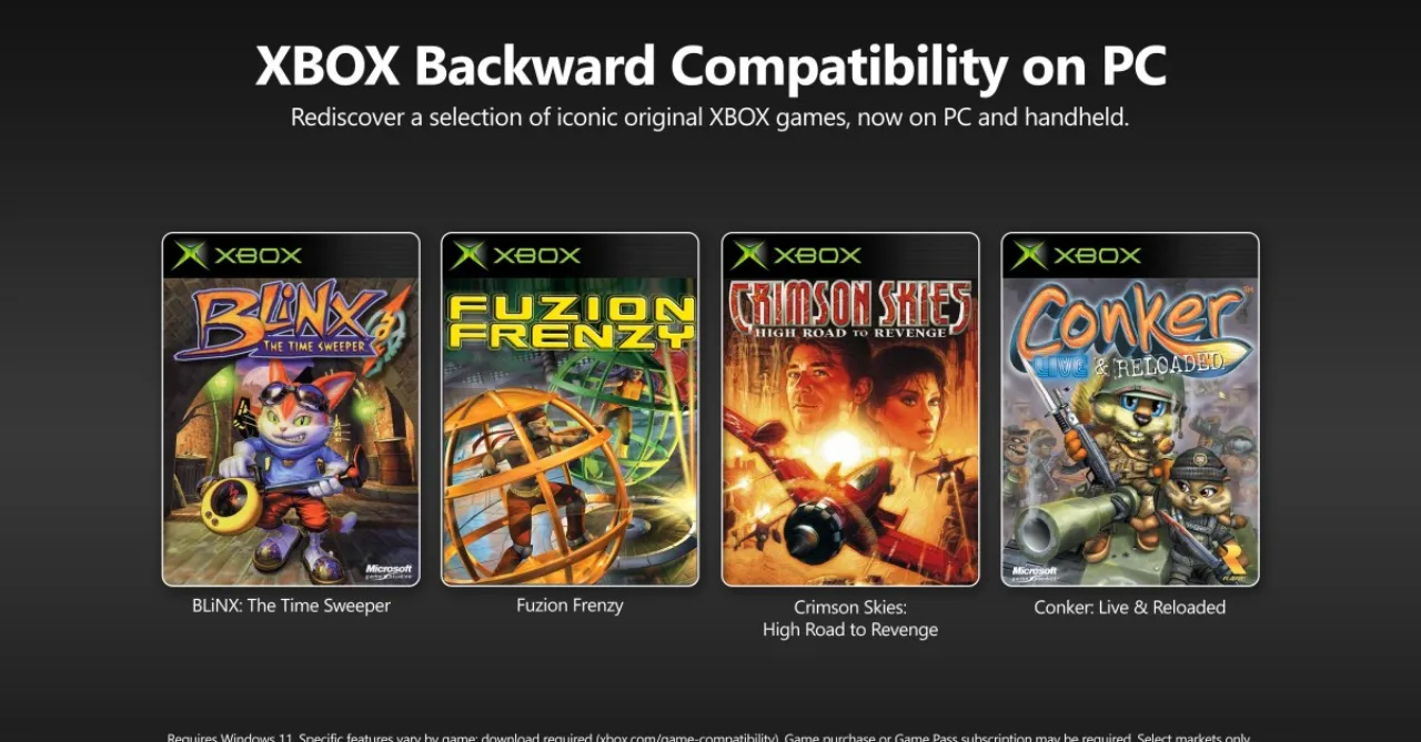 Controlador Xbox antigo ao lado de um laptop aberto, com capas dos quatro jogos clássicos exibidas na tela