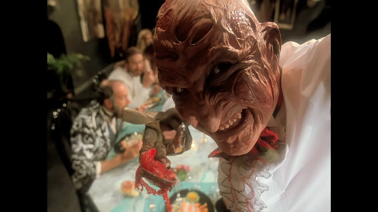 Atleta correndo na esteira enquanto sombras de Freddy Krueger projetam‑se nas telas ao fundo