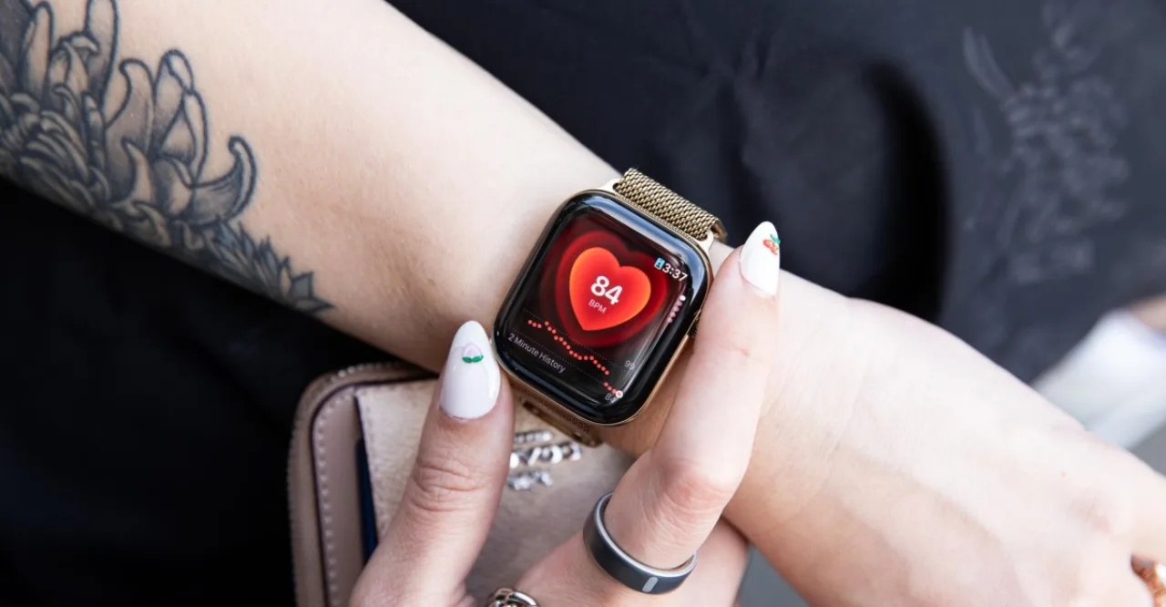 Close-up do Apple Watch Series 12 no pulso, exibindo a nova tela com gráficos de saúde e o icônico logotipo da Apple