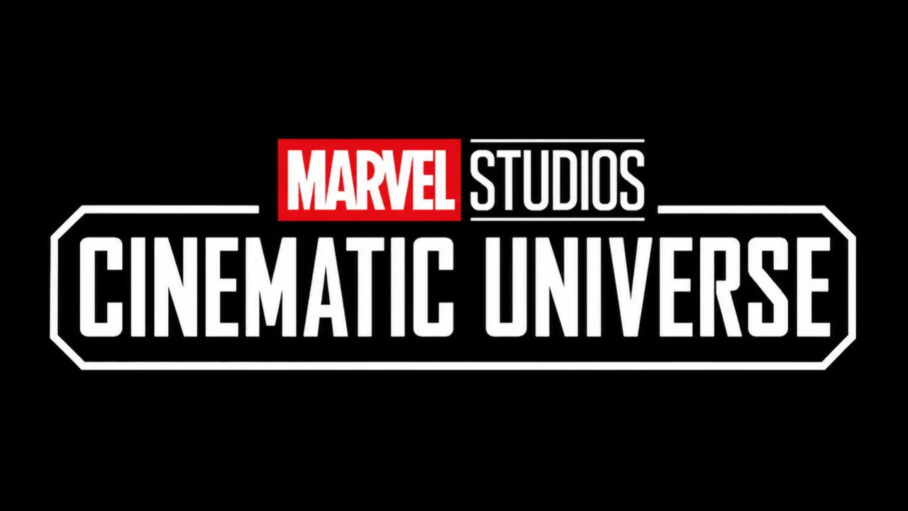 Atleta de camiseta Marvel faz supino com halteres vermelhos ao fundo, ao lado de um quadrinho aberto do Mister Sinister