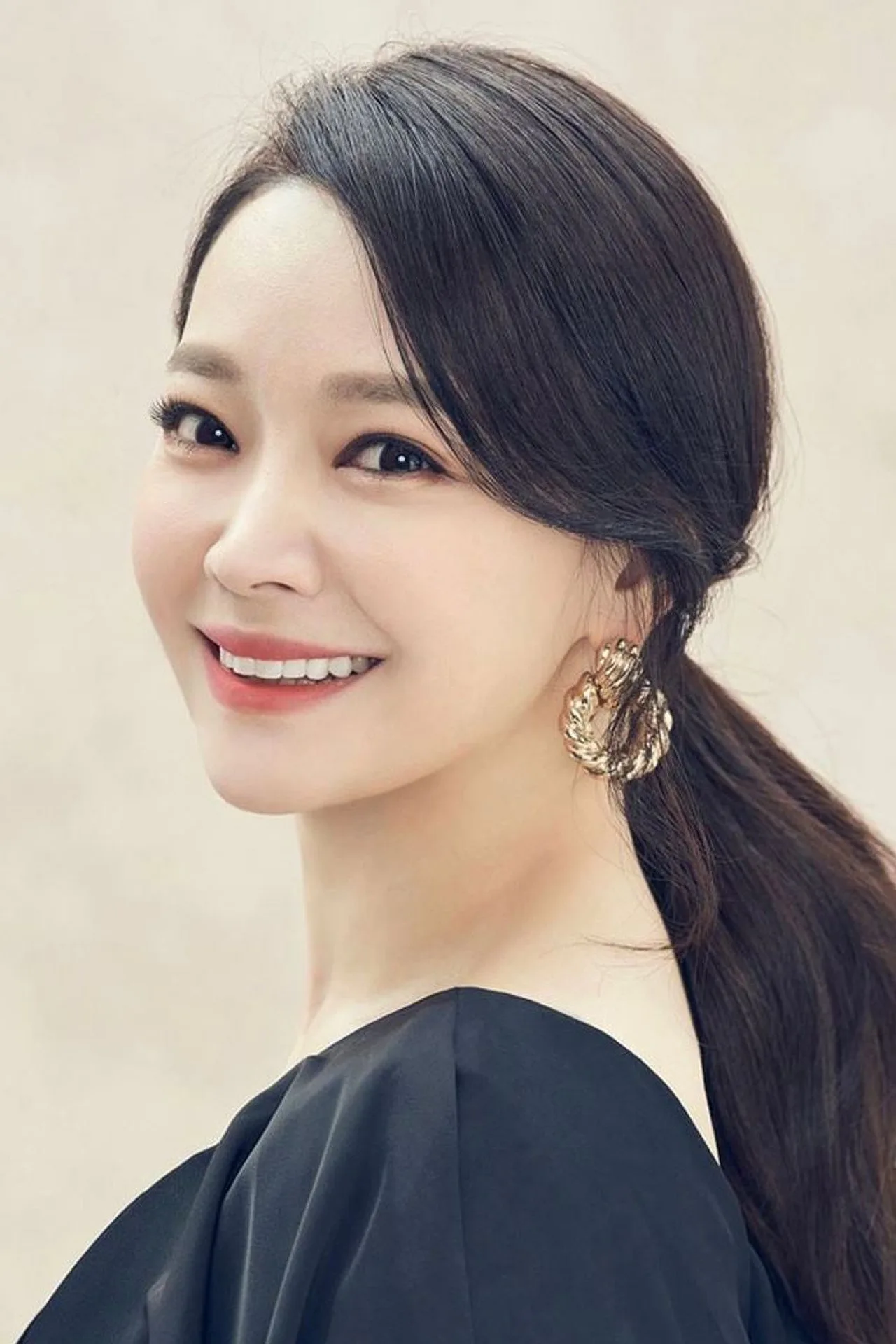 Kim So Hyun e Choo Young Woo praticam alongamento em estúdio, usando tapetes de yoga e garrafas de água