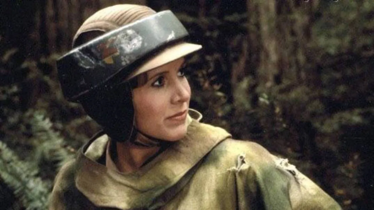 Prateleira repleta de figuras Kenner de Star Wars, com destaque para o vazio onde falta a Leia em poncho de combate
