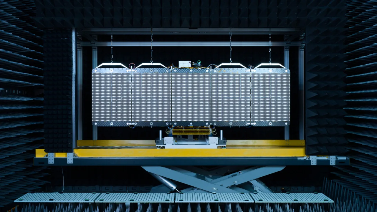 Representação digital de satélites orbitando a Terra com foco em painéis solares e antenas de comunicação espacial