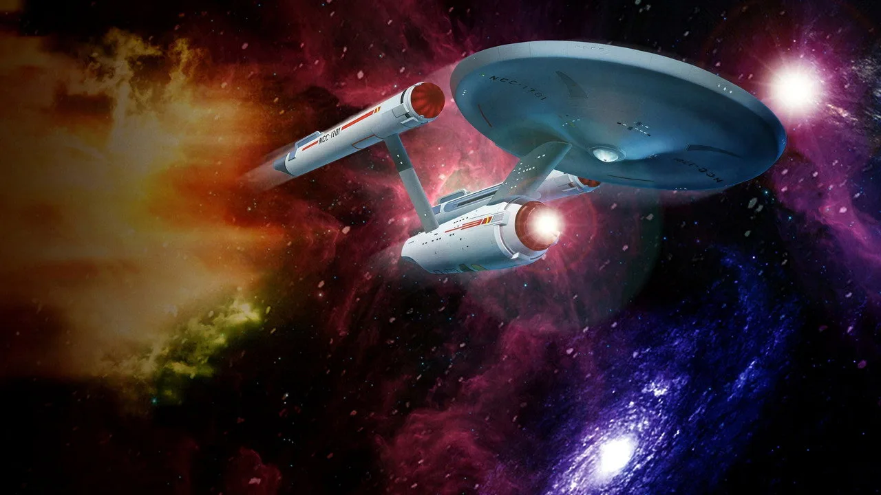 Pessoa em roupa esportiva, fazendo agachamento com halteres, enquanto assiste a tela de TV exibindo a logo de Star Trek