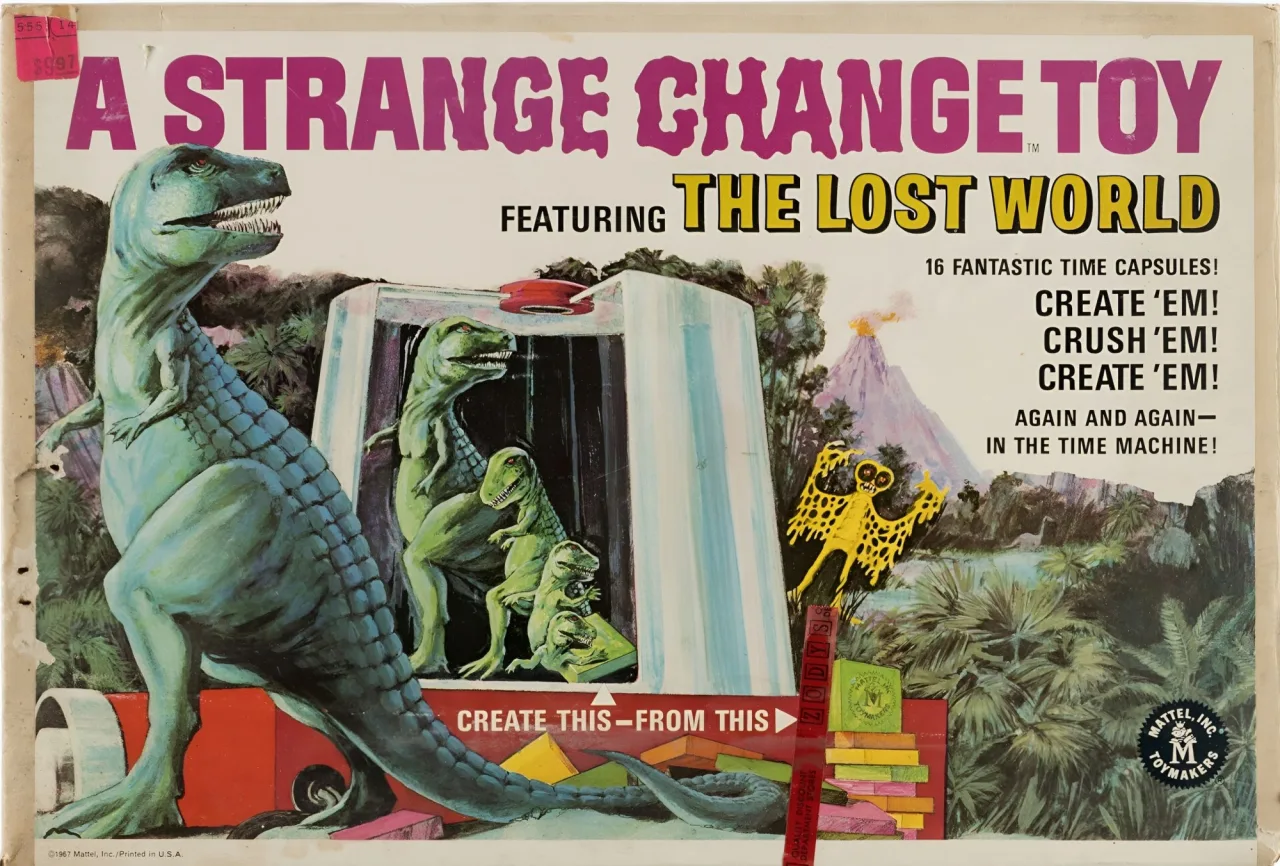 Strange Change Machine da Mattel, aparelho retro de 1968 com cápsulas plásticas ao lado, exibindo seu design antigo