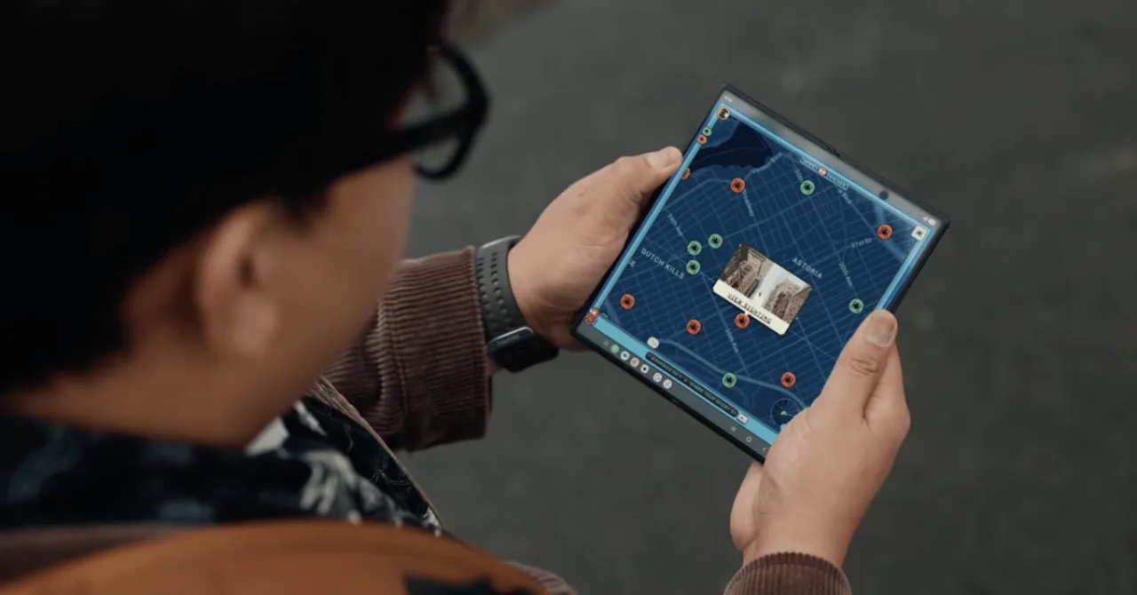 Jovem atleta segurando o Galaxy Z Fold 8 aberto, exibindo apps de treino enquanto faz flexão