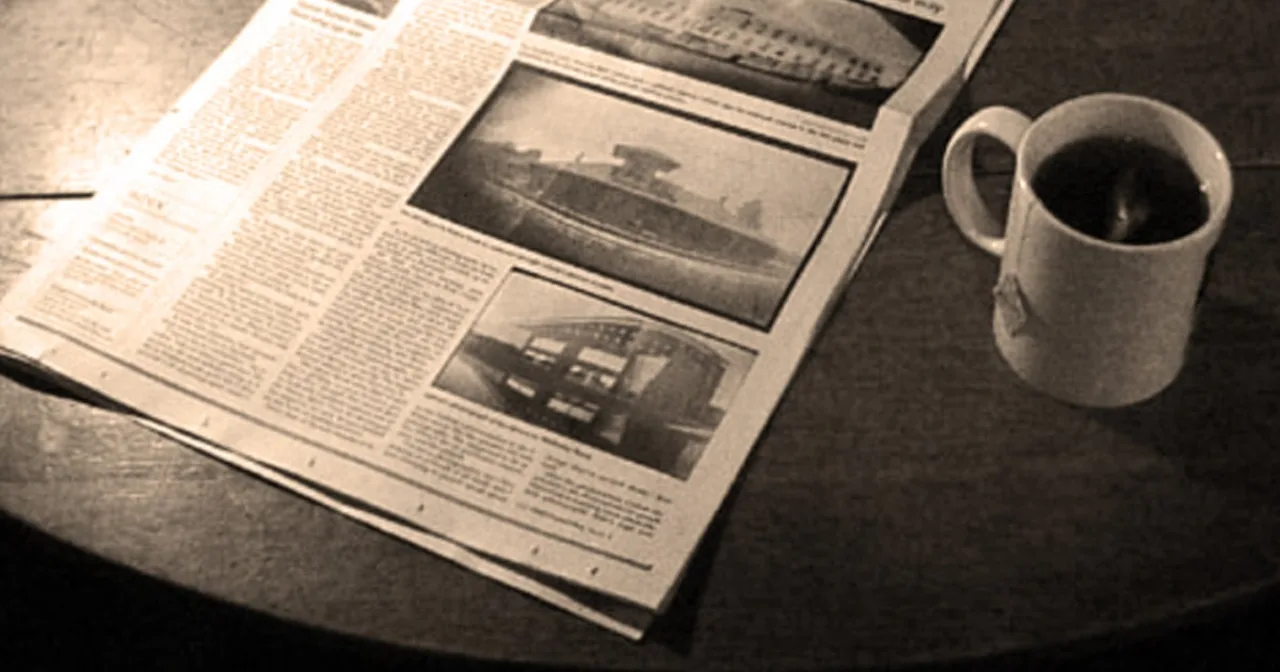 Pessoa lendo um jornal sobre a cama, com café ao lado, um haltere ao alcance e um smartwatch exibindo batimentos