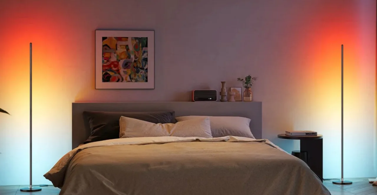 Pessoa praticando yoga em ambiente iluminado por fitas RGB coloridas e lâmpada Govee pendente