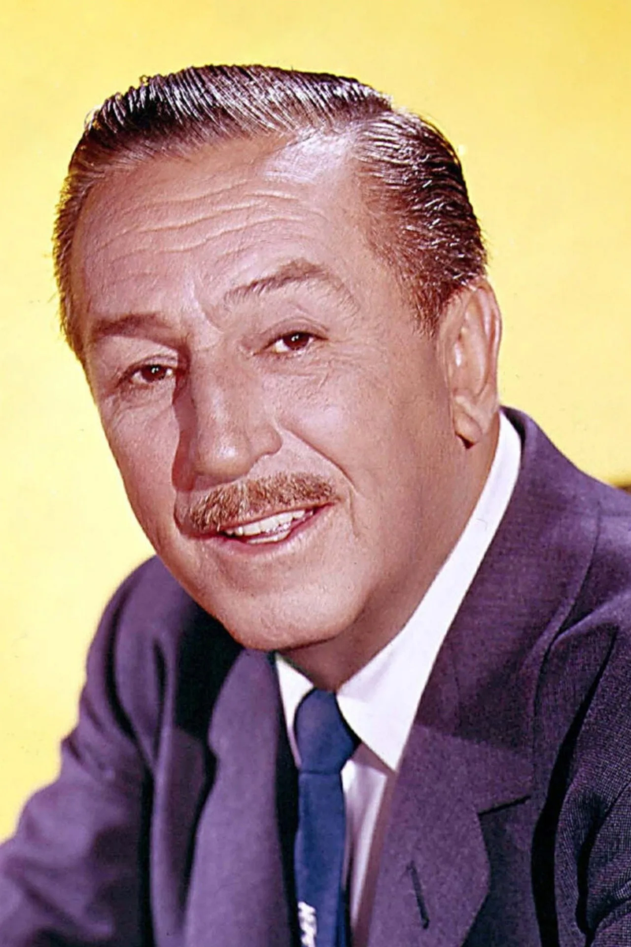 Jovem fazendo alongamento ao lado de uma mochila com patches de Mickey, Minnie e Buzz Lightyear