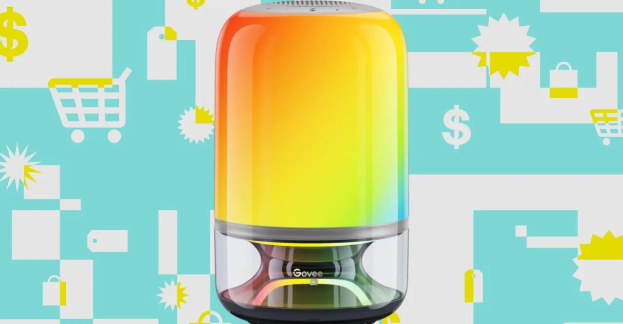 Pessoa meditando em um quarto com iluminação colorida da luminária Govee e smartphone próximo sobre a mesa
