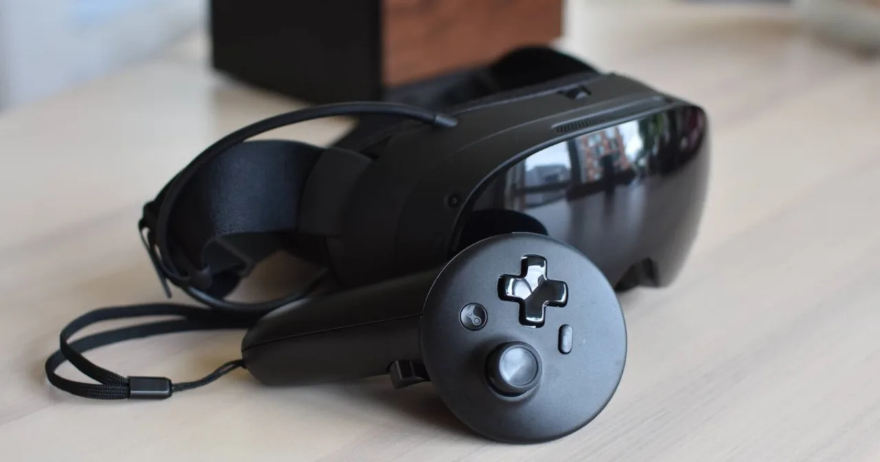 Steam Frame VR headset da Valve com logotipo e visor azul ao lado de um chip ARM destacado