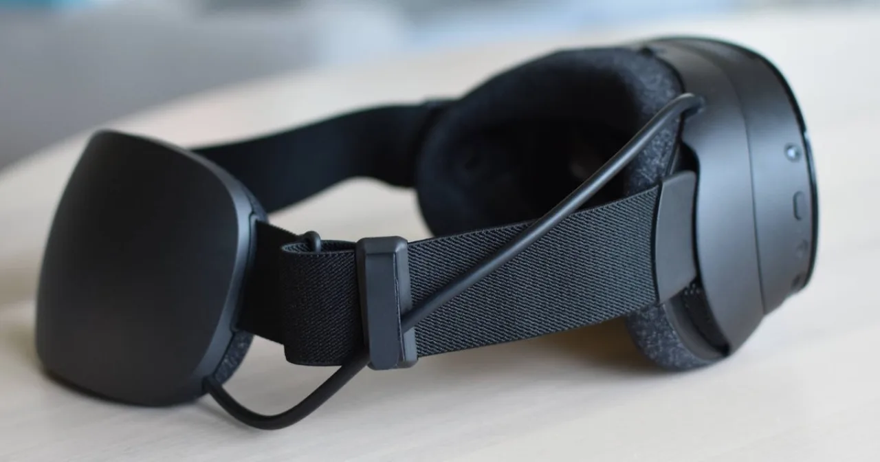 Steam Frame ao lado de dois controles, exibindo a interface do SteamOS 0.3.0 em tela de TV