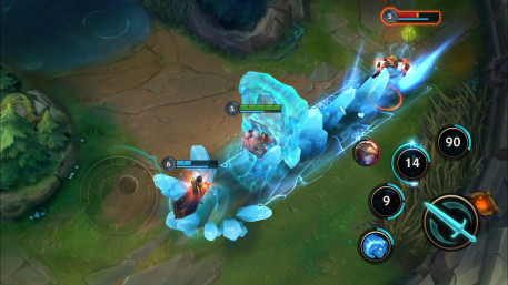 Jogador de eSports alongando os braços ao lado de um monitor exibindo 2XKO, com garrafa d'água e barra de proteína