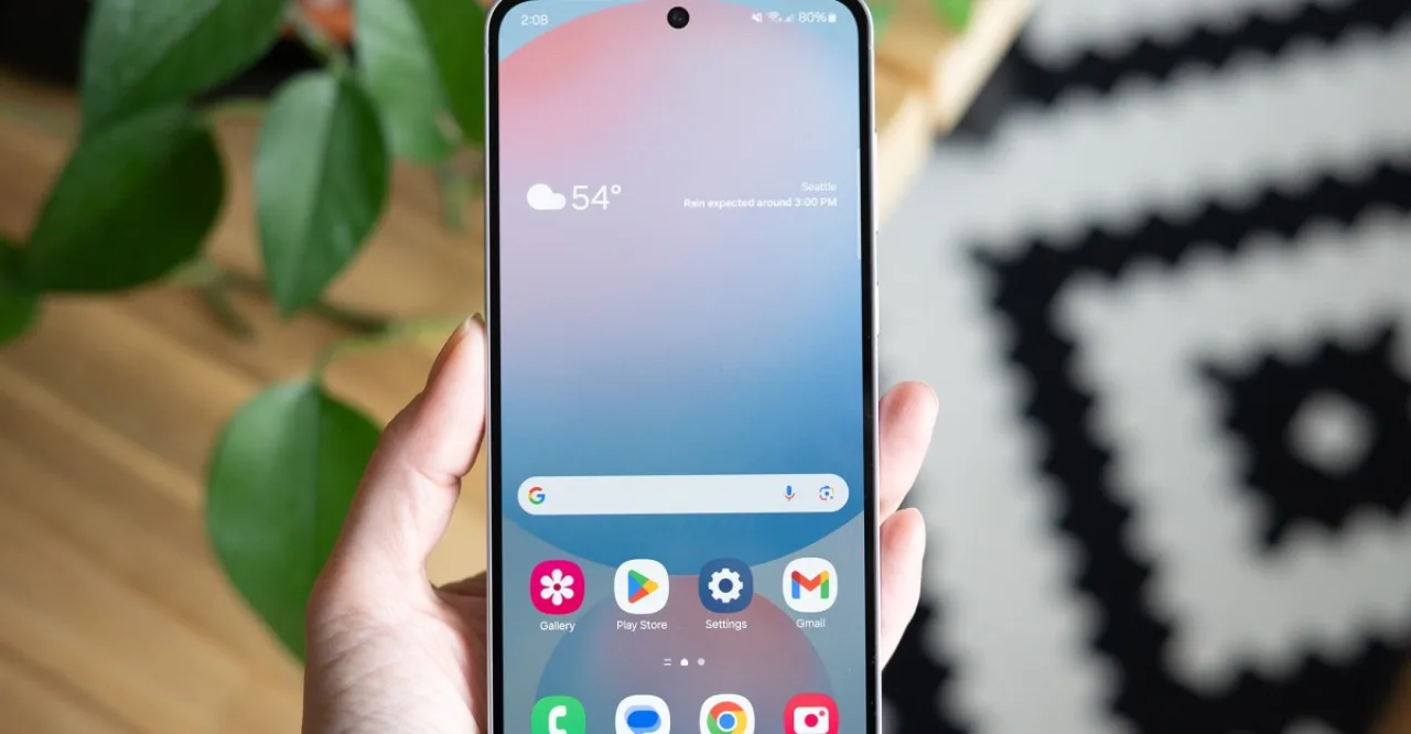 Smartphone Samsung Galaxy renovado ao lado do logo da Amazon, com selo “Renewed” e destaque de preço reduzido