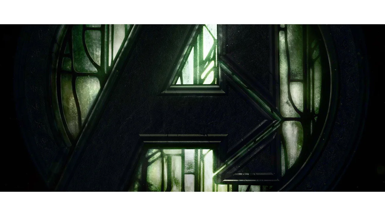 Super‑herói em traje dos Vingadores fazendo agachamento com barra, cercado por equipamentos de academia high‑tech