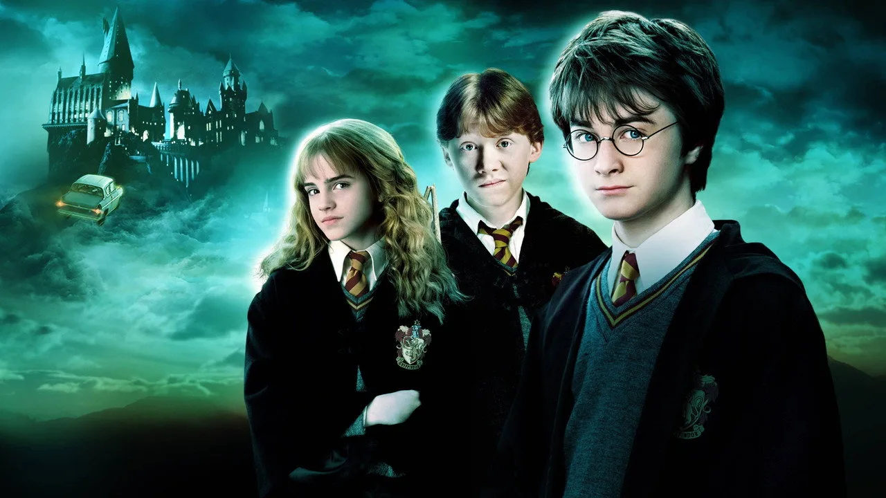 Atleta vestindo capa de Hogwarts levanta halteres ao lado de uma bola medicinal e garrafa d'água