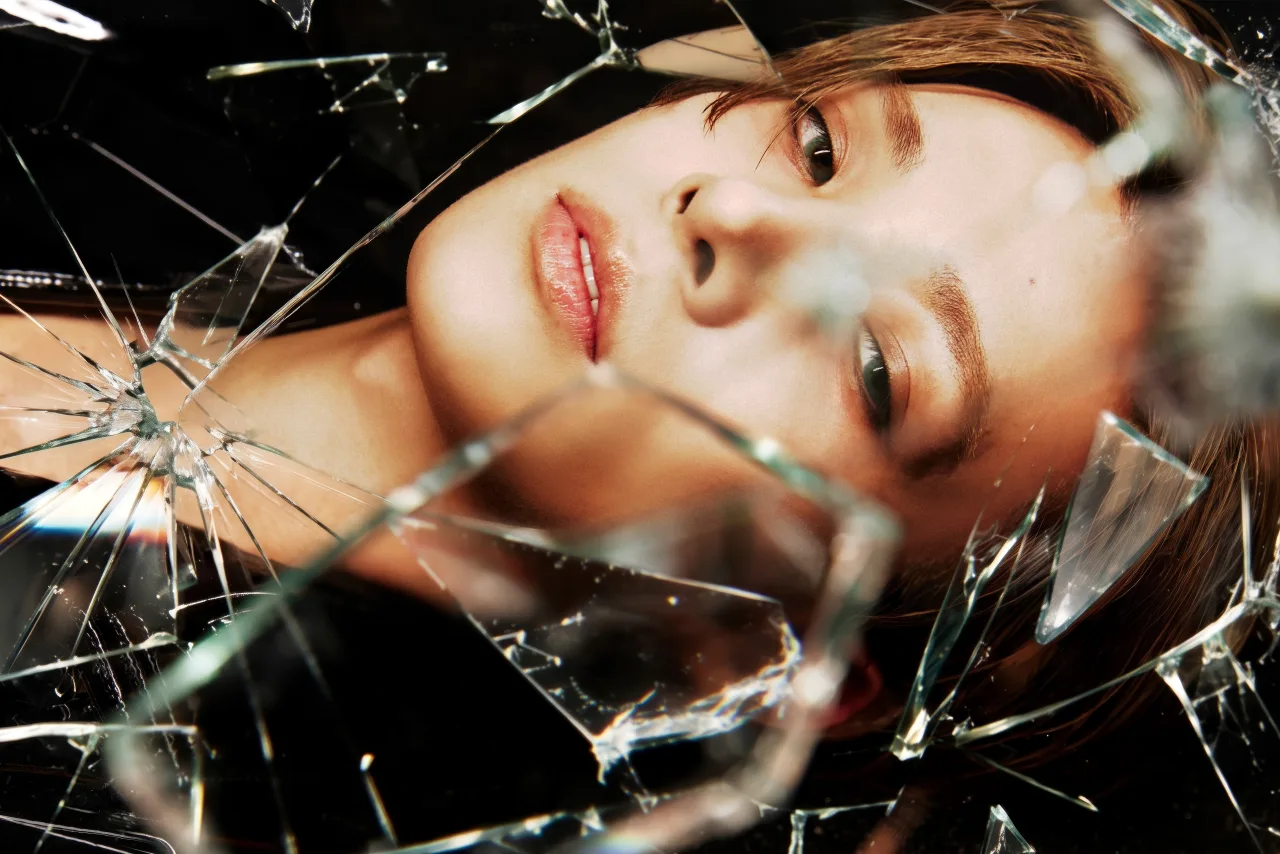 Evan (Heeseung) aparece segurando o disco “Death of Me” ao lado do logotipo do Billboard 200