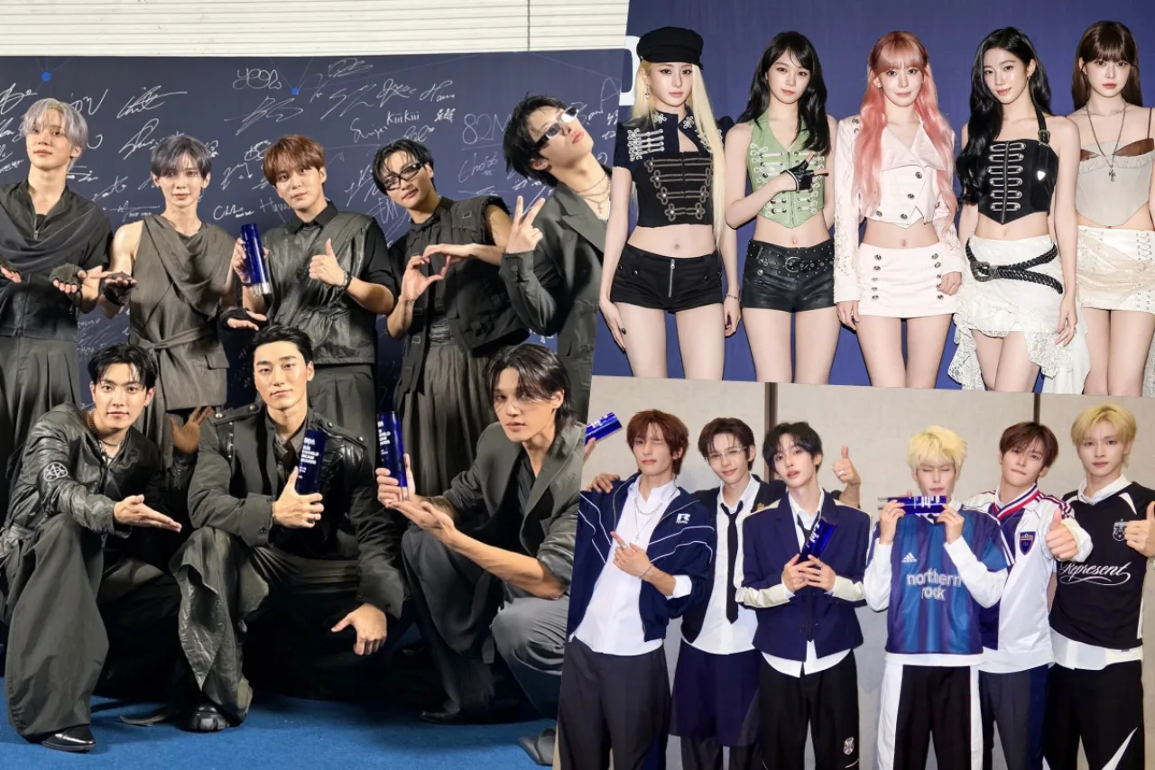 Jovem fazendo agachamento com camiseta do ATEEZ, fones de ouvido e garrafa de água ao fundo