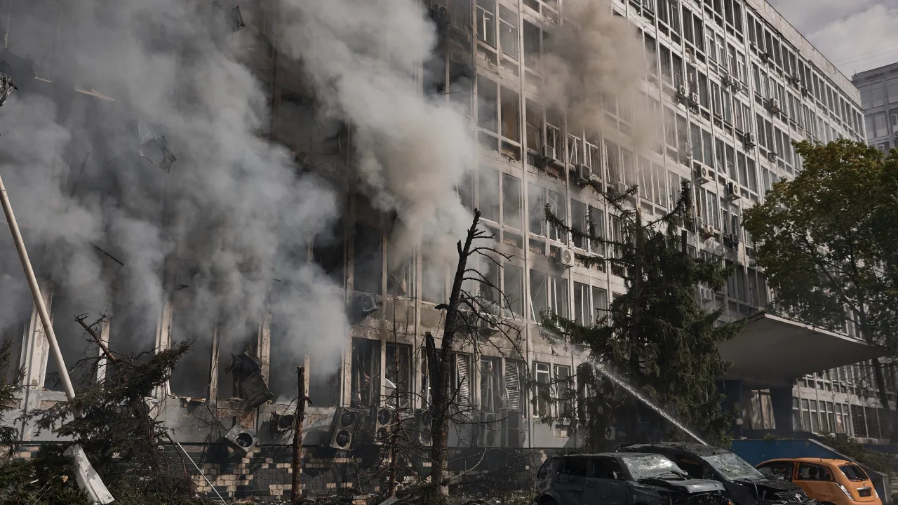 Drones russos sobrevoando um centro de dados em Kiev, com fumaça e servidores expostos