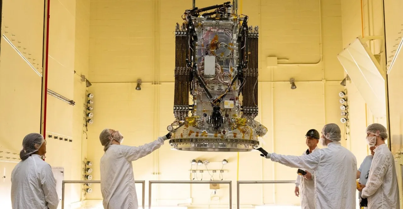Astronaut em traje, fazendo flexões ao lado de um modelo do Swift Observatory sobre um fundo de estrelas