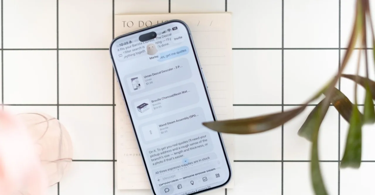 Assistente virtual azul da Meta ao lado de um carrinho de compras digital, com ícones de produtos e o logotipo da empresa