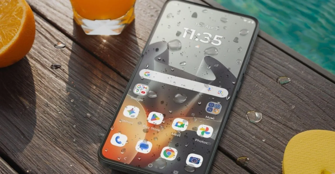 Homem correndo ao ar livre, segurando o Motorola Edge 70 Max na mão, com fones de ouvido esportivos