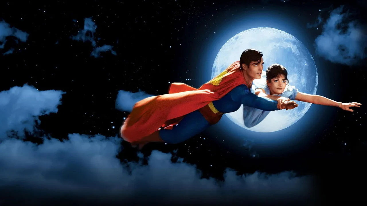Lois Lane e Superman em traje casual, correndo juntos na pista de atletismo, com garrafas d'água ao lado