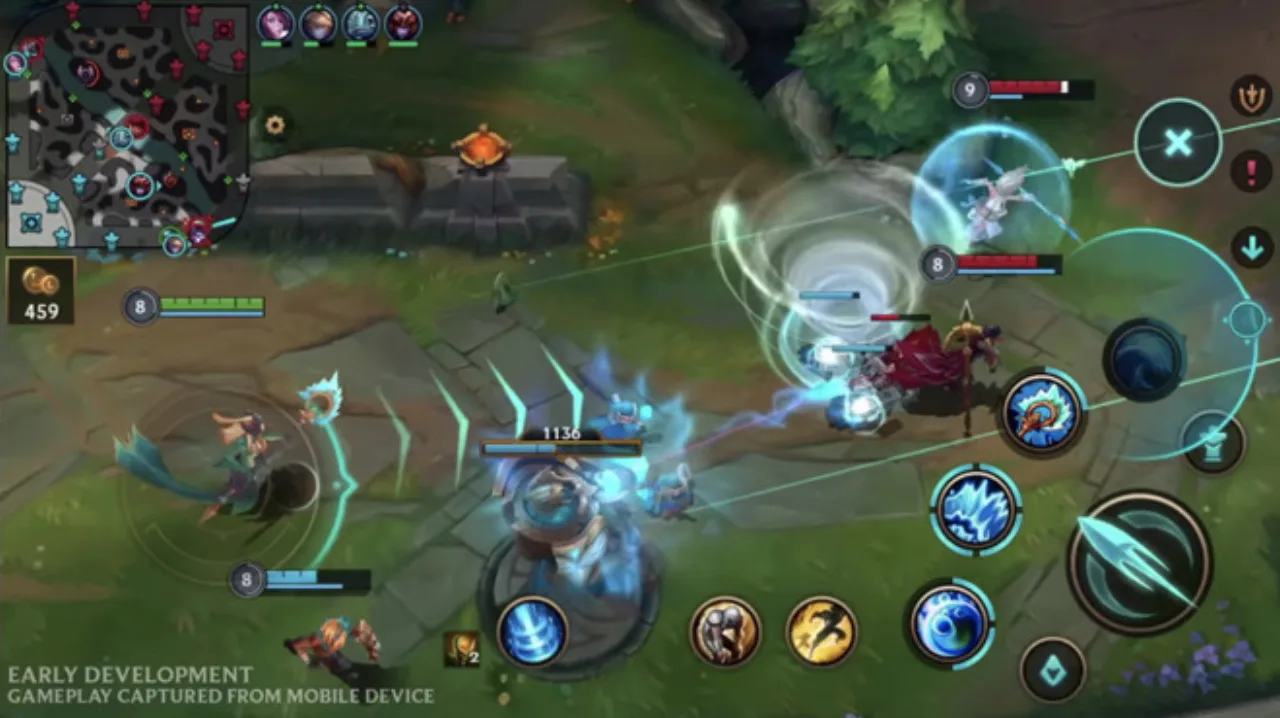 Um jovem jogando PS5 enquanto faz agachamentos, com controle na mão e garrafa d'água ao lado