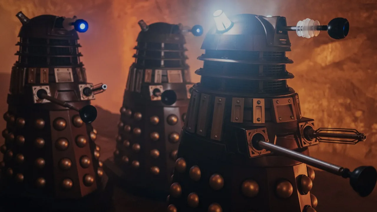 Jovem em roupa de academia levantando halteres ao lado de um Dalek metálico em fundo sci‑fi