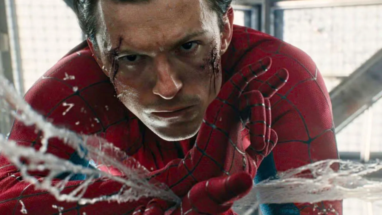 Homem musculoso fazendo barra fixa, segurando fios de teia brilhantes que se estendem ao fundo