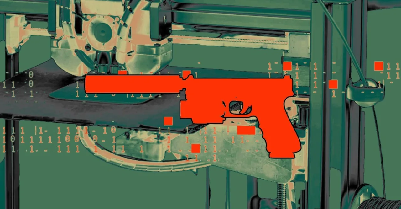 Homem musculoso segurando um rifle impresso em 3D ao lado de halteres e um laptop aberto