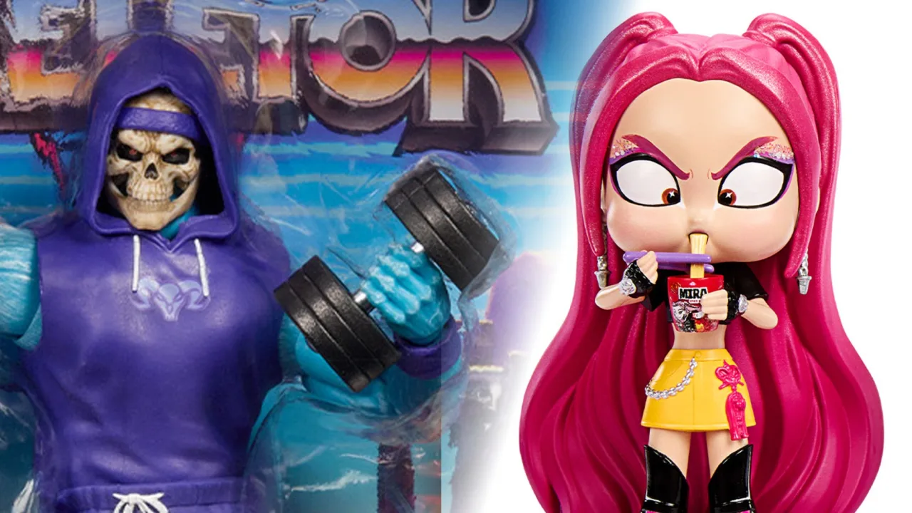 Skeletor “Gym Bro” em traje de academia, com bíceps inchados, segurando halteres dourados ao lado de um banner SDCC