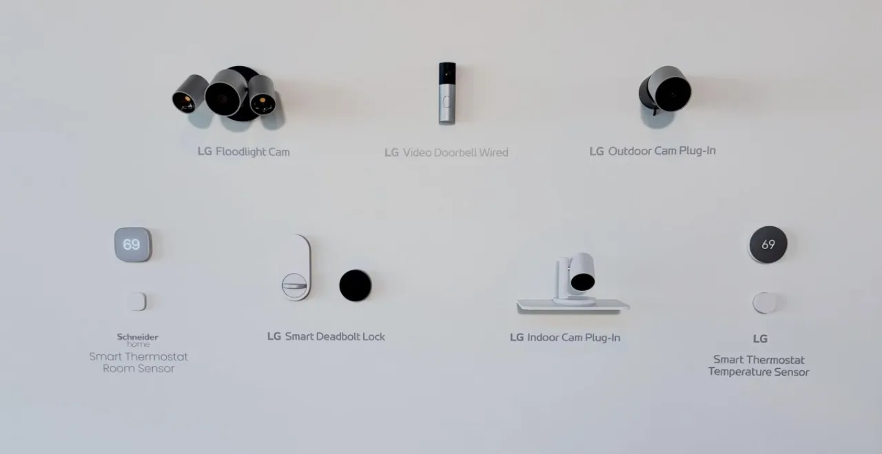 Conjunto de dispositivos Apple Home Collection: câmeras brancas, termostato, sensor, fechadura e o Smart Display HomeView com logo