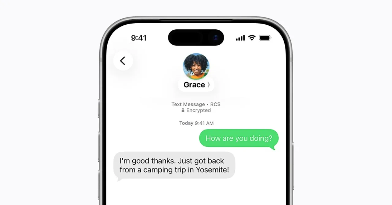 idos ao lado de uma maçã e garrafa de água."
    Wait, "protegidos" needs "por cadeado" to be specific about encryption.
    "Atleta em treino segura iPhone e Android com balões azuis e verdes e