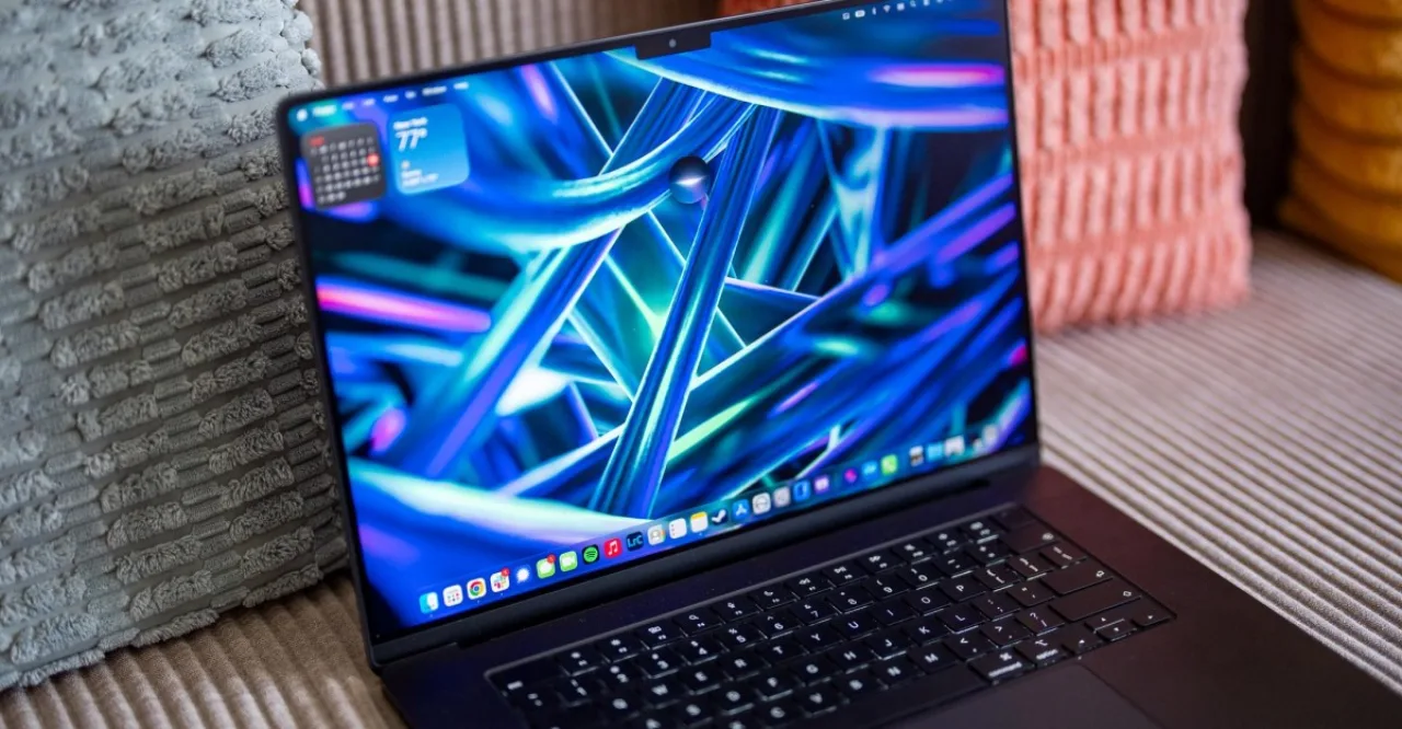 Tela do macOS 27 Golden Gate exibindo a nova Siri AI ao lado do ícone da Apple em um MacBook com efeito liquid glass