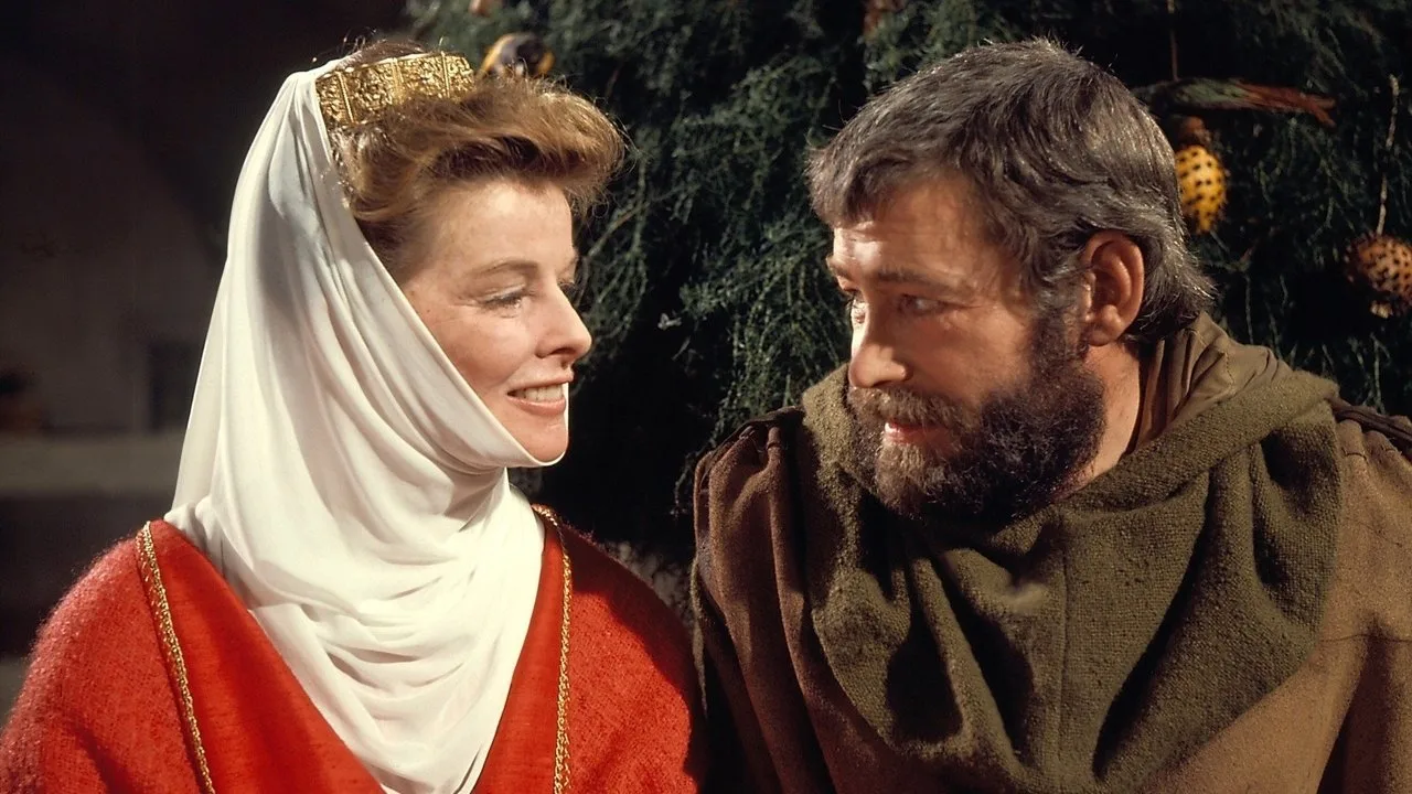 Um homem em roupas de treino faz agachamento segurando um livro aberto de “The Lion in Winter”