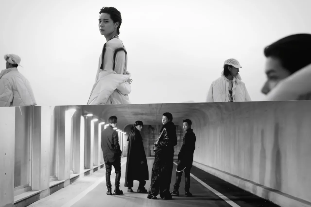 Membros de LNGSHOT posam juntos ao lado do logo do EP “S.W.I.S.H.” sobre fundo neon azul