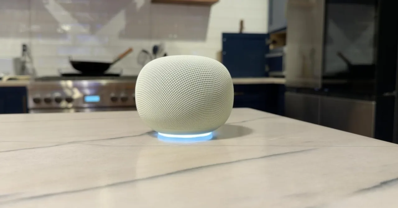 Logotipo da Google e assistente de voz controlando termostato e lâmpada Nest numa casa inteligente