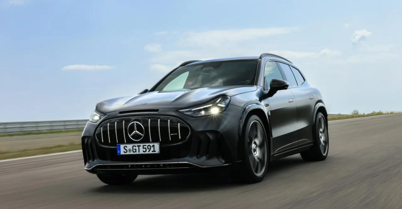 Mercedes-AMG GT SUV 2028 em destaque, com design futurista, grade prateada e logotipo AMG iluminado