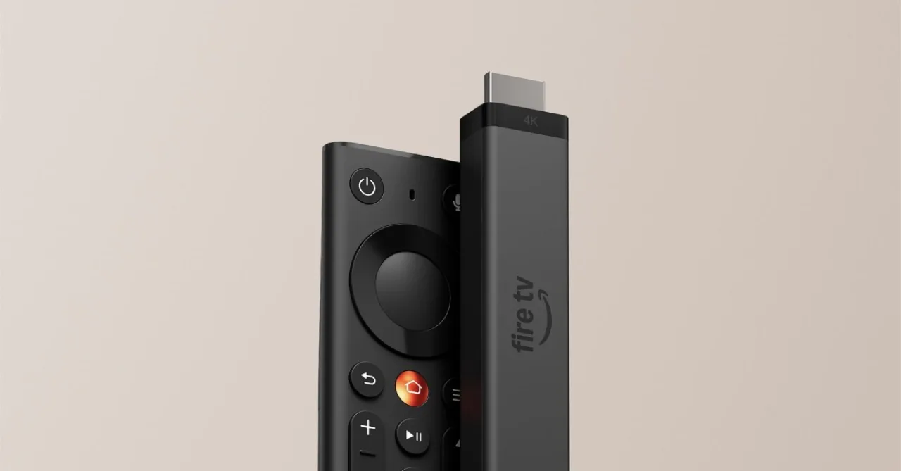 Fire TV Stick 4K conectado à porta USB da TV, exibindo a interface colorida da Amazon na tela
