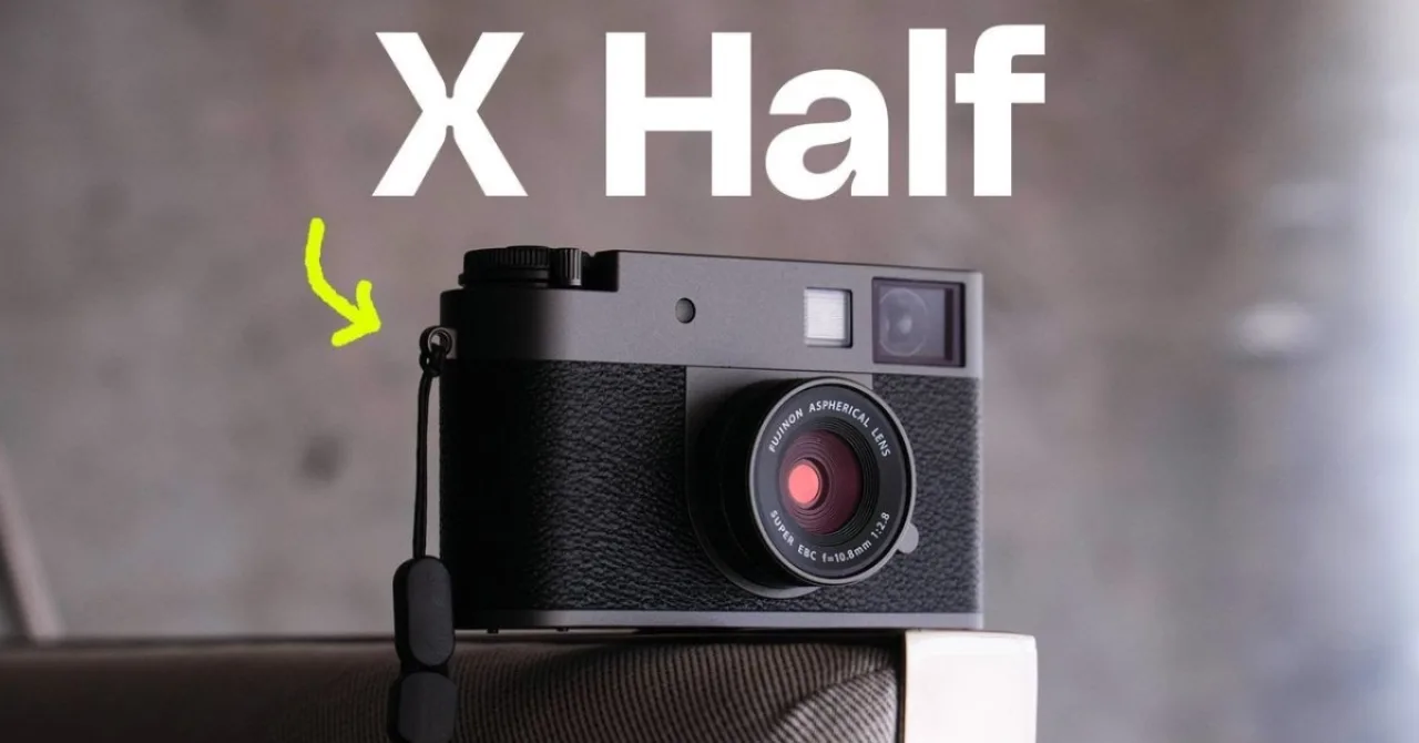 Fotógrafo segurando uma Fujifilm X Half compacta enquanto captura cenas urbanas em uma rua movimentada