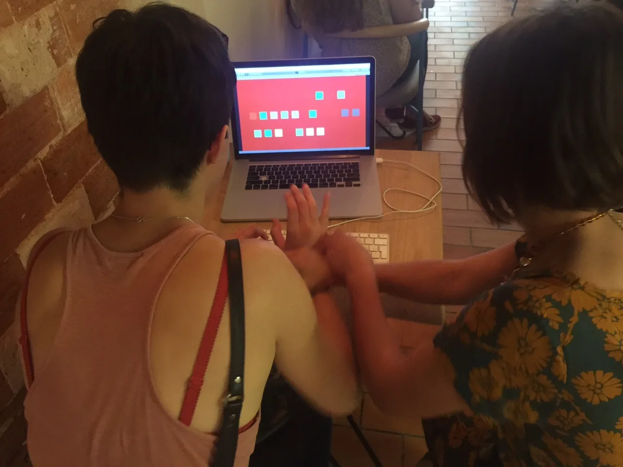 Pessoa segurando smartphone enquanto faz exercício com halteres, exibindo interface colorida de jogo na tela