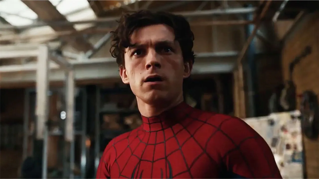 Homem fazendo flexão de braço em academia, usando camiseta vermelha com aranha estampada
