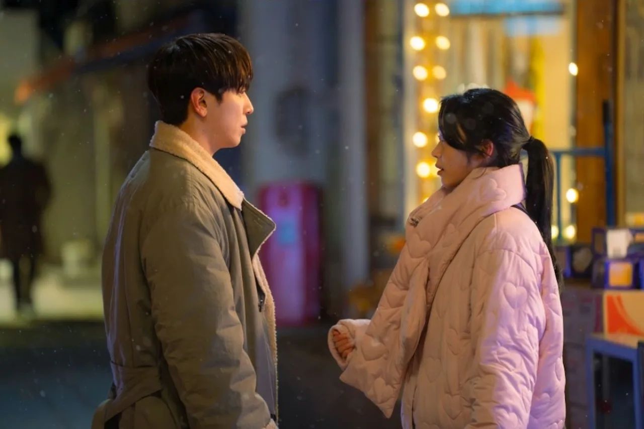 Jung Yong Hwa e Hong Seung Hee posam lado a lado, sorrindo, com o logo de Oh! My Guard ao fundo