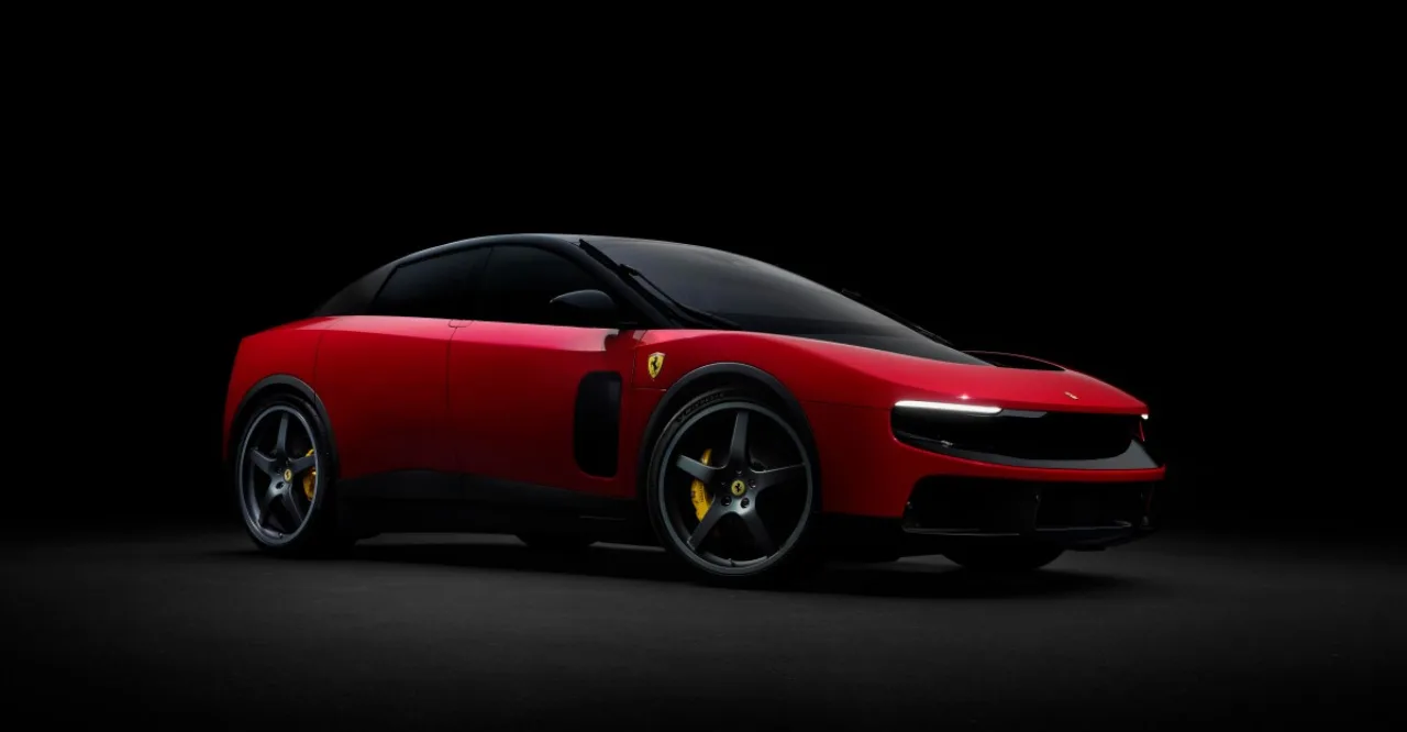 Close em detalhes do design aerodinâmico e futurista da Ferrari Luce estacionada em um cenário minimalista e luxuoso