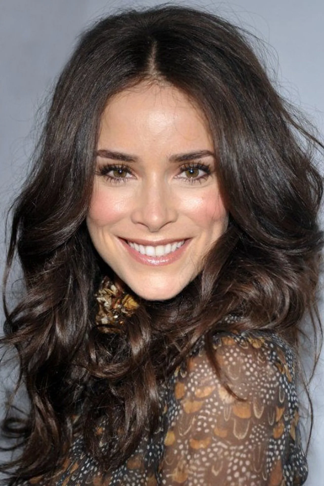 Abigail Spencer em traje de médica, segurando um estetoscópio ao lado de um prontuário aberto