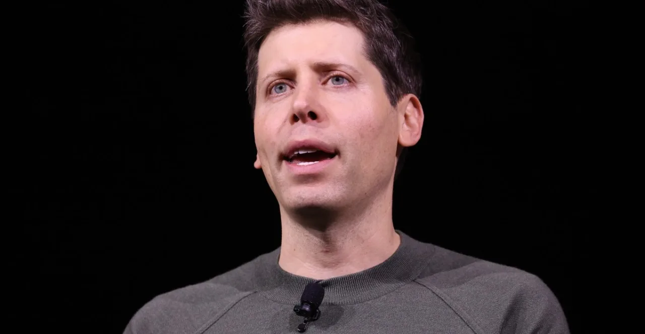 Sam Altman fala em podcast com logo da OpenAI e racks de servidores ao fundo